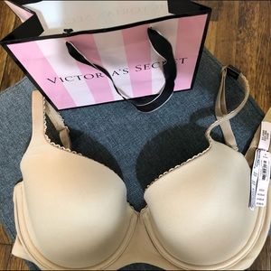 Victoria’s secret body by victoria  32 DDD bra